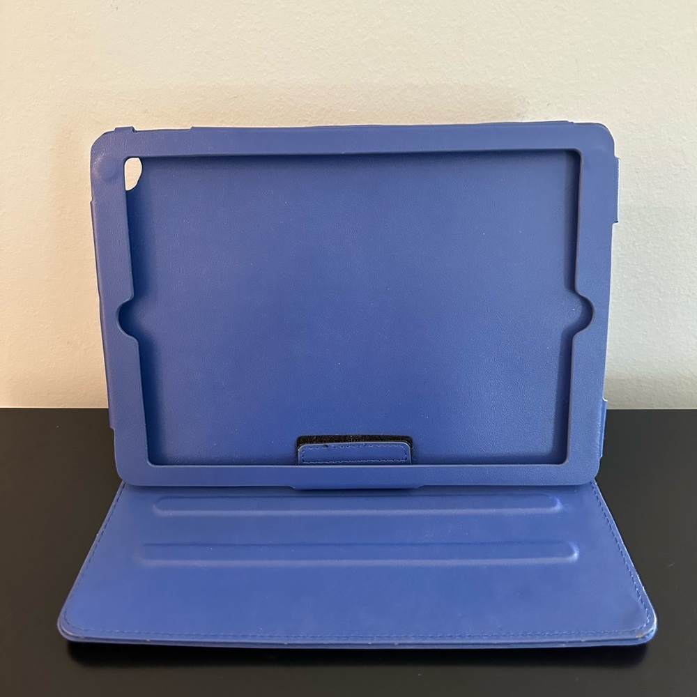 Marc Jacobs Tablet Cover and Stand– Blue